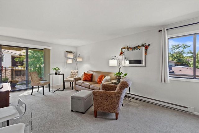 4442 S Greenridge CIRCLE, Greenfield, WI 53220