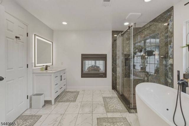 5 Rue Cezanne, Franklin Twp., NJ 08873