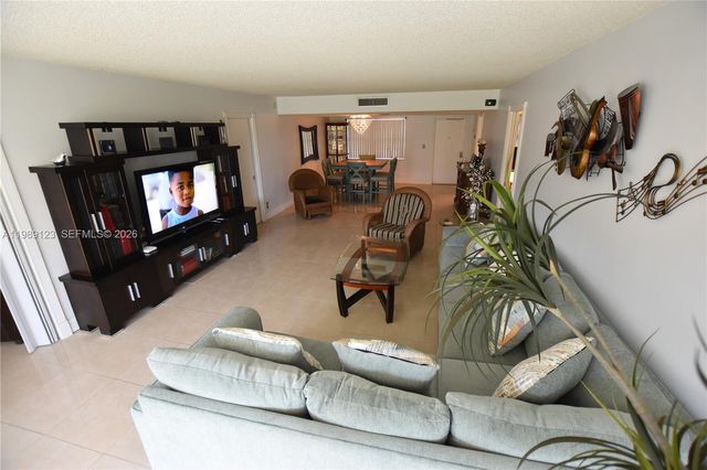 3800 Oaks Clubhouse Drive 309, Pompano Beach, FL 33069