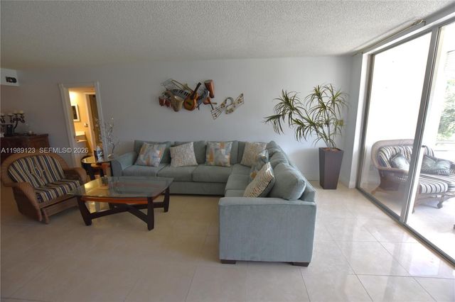 3800 Oaks Clubhouse Drive 309, Pompano Beach, FL 33069
