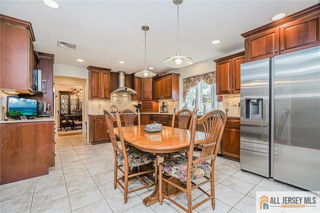 27 Woodmere Road, North Brunswick, NJ 08902