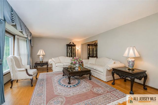 27 Woodmere Road, North Brunswick, NJ 08902