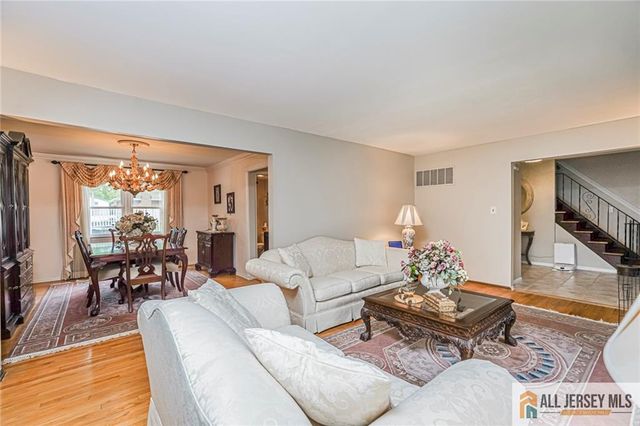 27 Woodmere Road, North Brunswick, NJ 08902