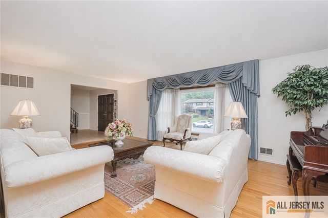 27 Woodmere Road, North Brunswick, NJ 08902