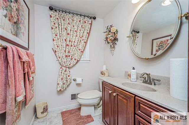 27 Woodmere Road, North Brunswick, NJ 08902