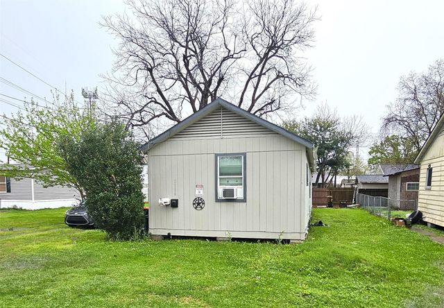 1106 S Airhart Drive, Baytown, TX 77520