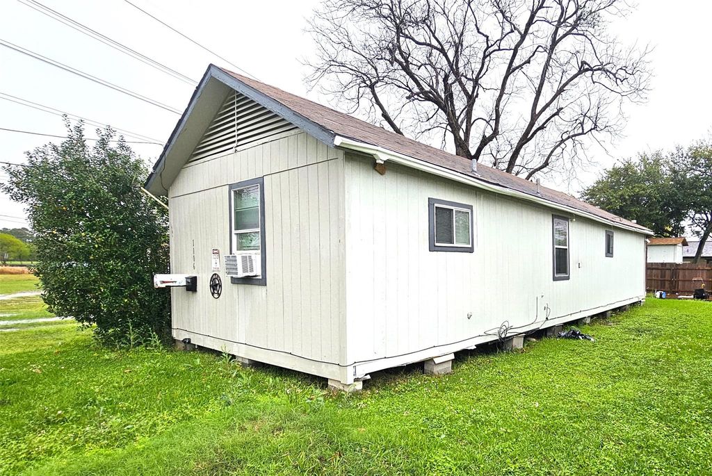 1106 S Airhart Drive, Baytown, TX 77520