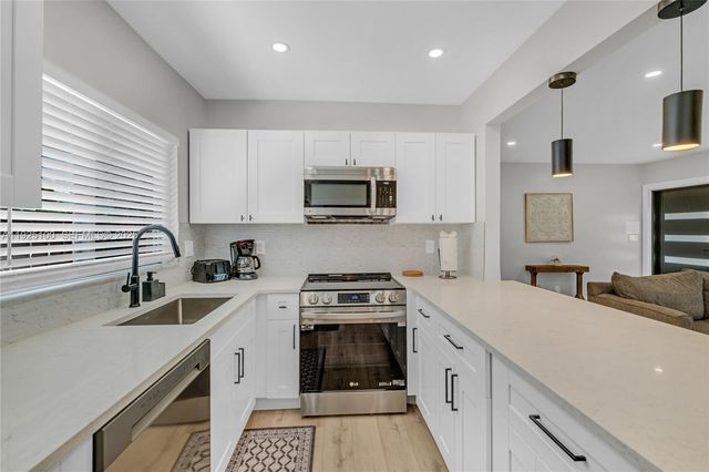 1204 NE 7th St, Pompano Beach, FL 33060