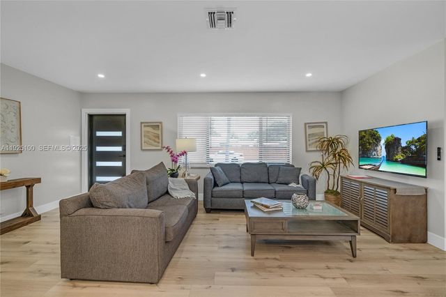 1204 NE 7th St, Pompano Beach, FL 33060