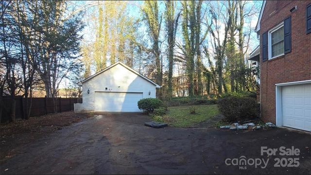 822 Westminster Circle SW, Lenoir, NC 28645