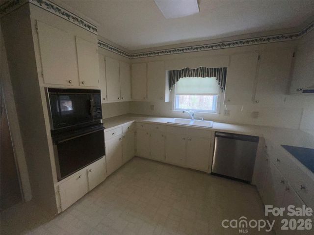 822 Westminster Circle SW, Lenoir, NC 28645