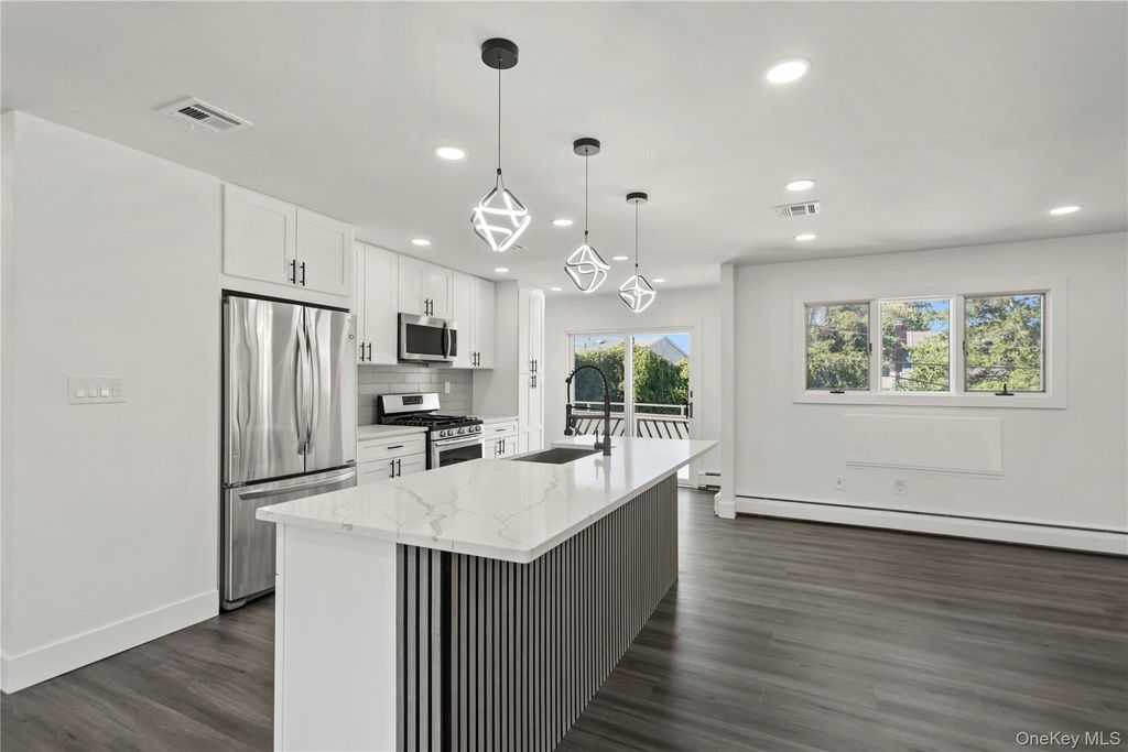 8 Gale Drive, North Woodmere, NY 11581 — photo 2