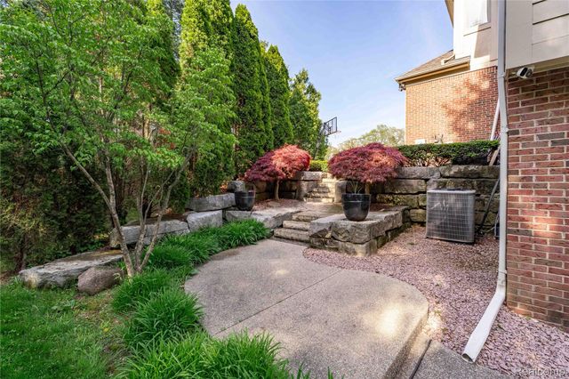 5173 Serena Drive, Troy, MI 48098