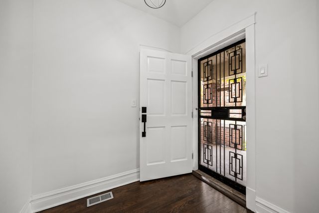 7832 S Paxton Avenue, Chicago, IL 60649