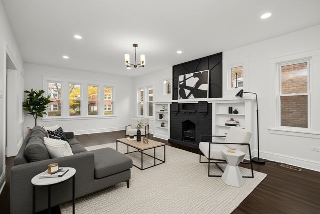 7832 S Paxton Avenue, Chicago, IL 60649