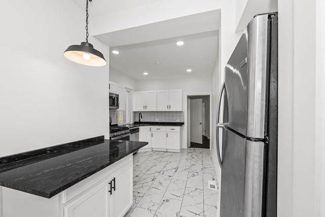 7832 S Paxton Avenue, Chicago, IL 60649