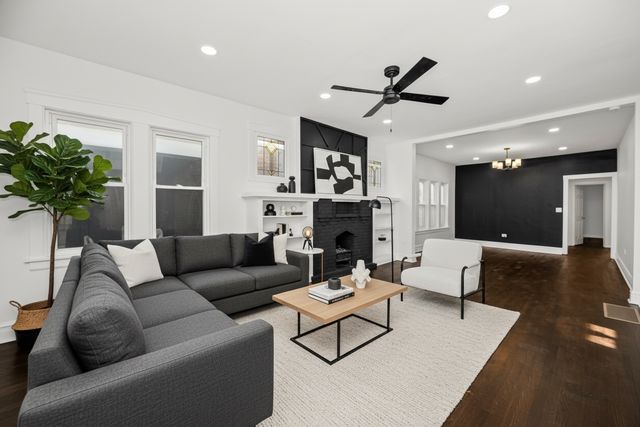 7832 S Paxton Avenue, Chicago, IL 60649