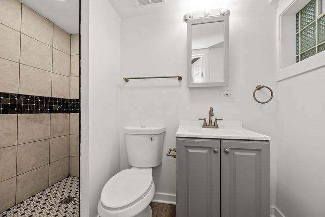 7832 S Paxton Avenue, Chicago, IL 60649