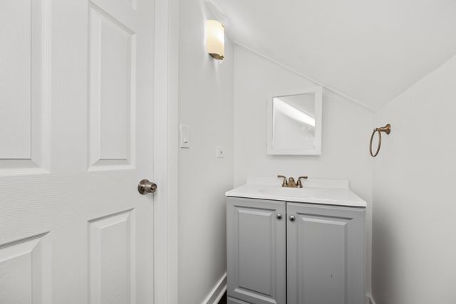 7832 S Paxton Avenue, Chicago, IL 60649