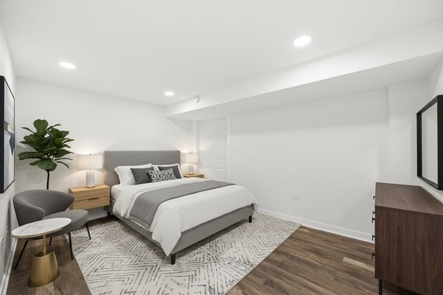 7832 S Paxton Avenue, Chicago, IL 60649