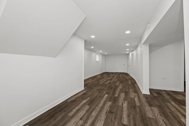 7832 S Paxton Avenue, Chicago, IL 60649