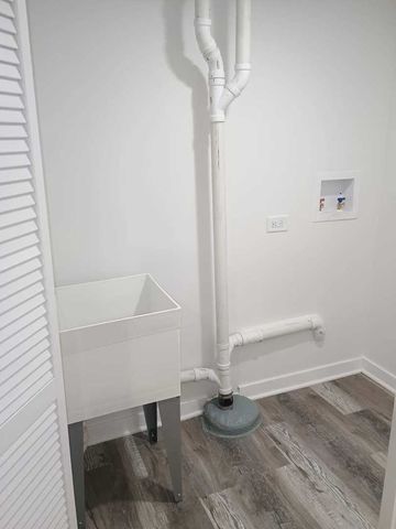 7832 S Paxton Avenue, Chicago, IL 60649