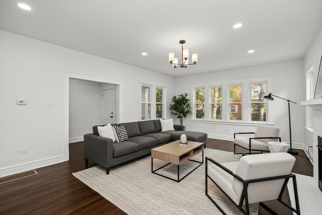 7832 S Paxton Avenue, Chicago, IL 60649