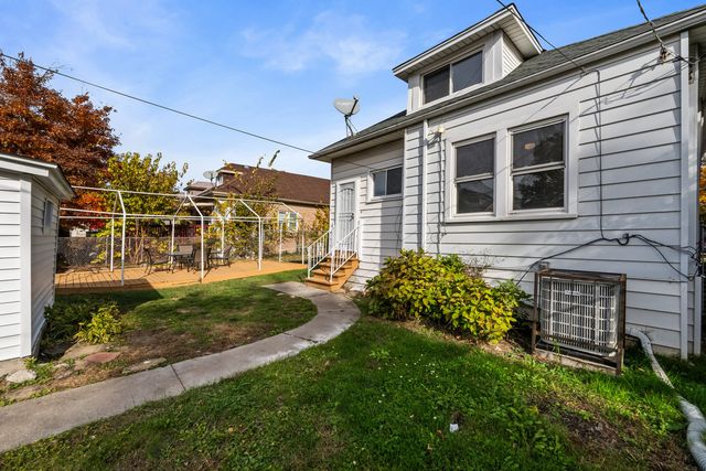 7832 S Paxton Avenue, Chicago, IL 60649