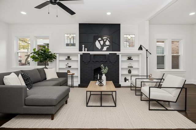 7832 S Paxton Avenue, Chicago, IL 60649