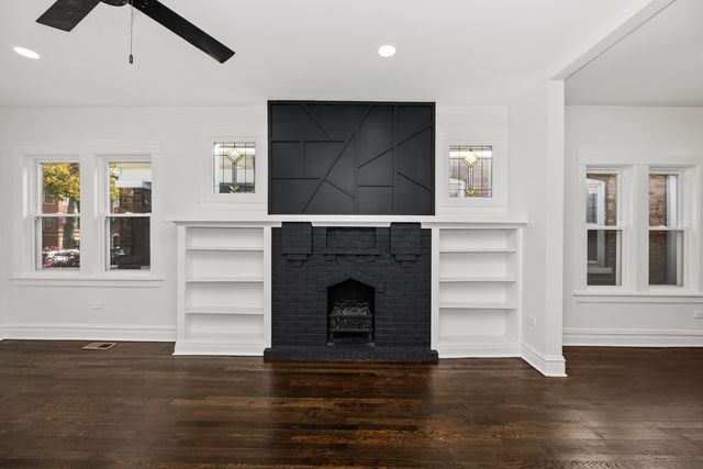 7832 S Paxton Avenue, Chicago, IL 60649