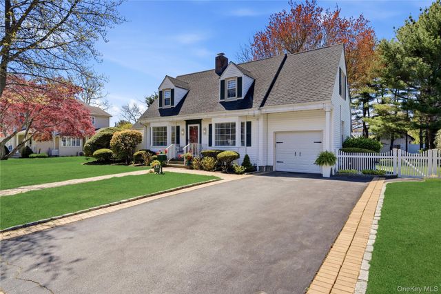 93 S Bay Avenue, Brightwaters, NY 11718