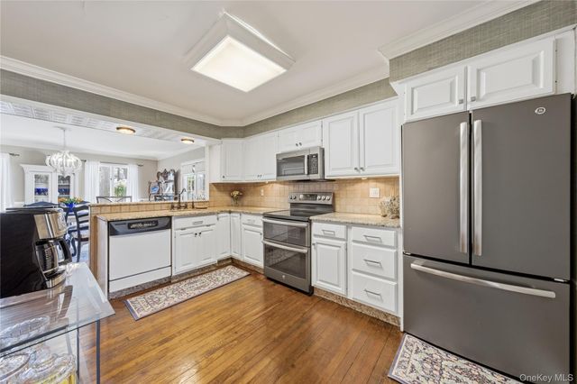 93 S Bay Avenue, Brightwaters, NY 11718