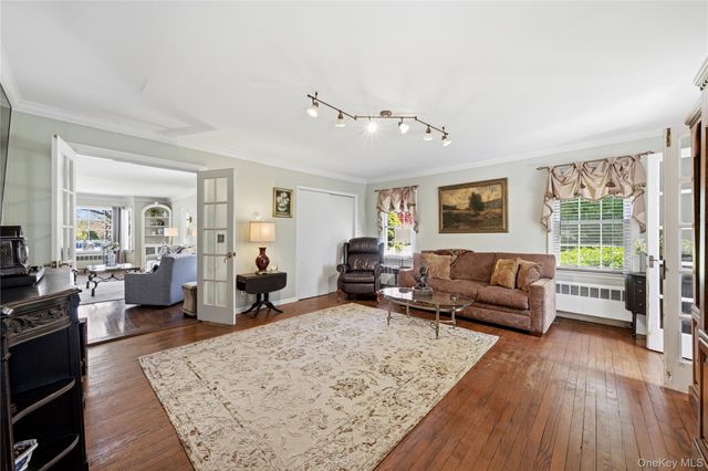 93 S Bay Avenue, Brightwaters, NY 11718