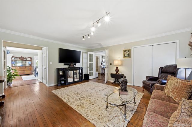 93 S Bay Avenue, Brightwaters, NY 11718