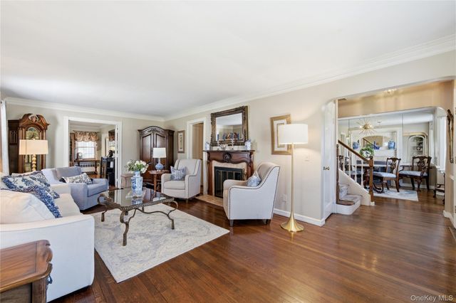 93 S Bay Avenue, Brightwaters, NY 11718