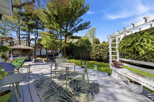 93 S Bay Avenue, Brightwaters, NY 11718