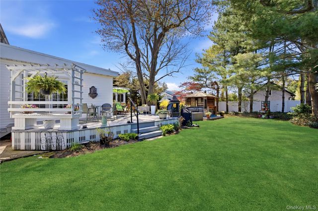93 S Bay Avenue, Brightwaters, NY 11718