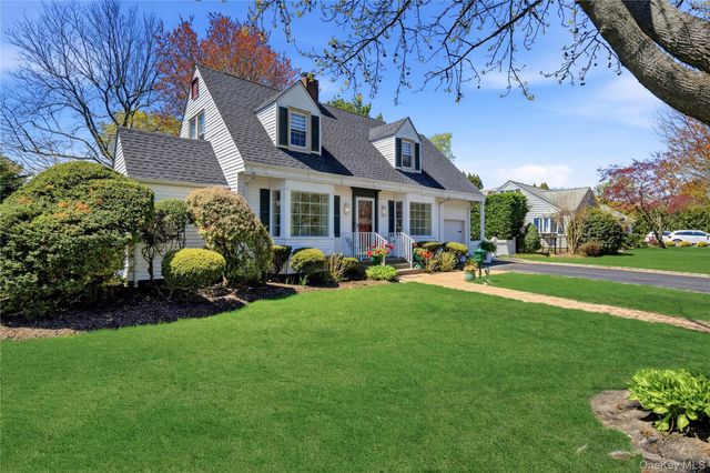 93 S Bay Avenue, Brightwaters, NY 11718