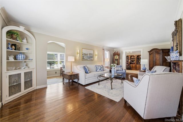 93 S Bay Avenue, Brightwaters, NY 11718