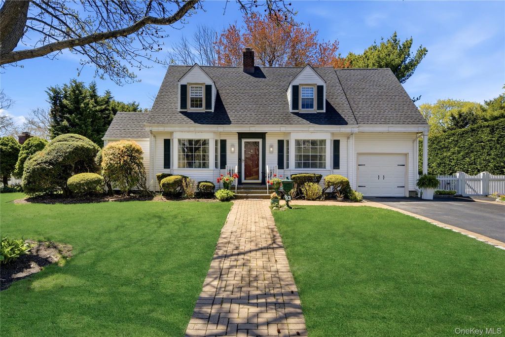 93 S Bay Avenue, Brightwaters, NY 11718