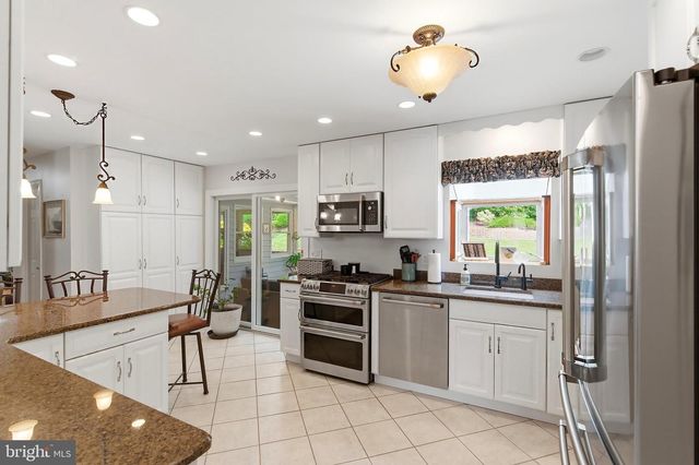 16 REDWOOD DR, Toms River, NJ 08753
