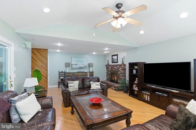 16 REDWOOD DR, Toms River, NJ 08753