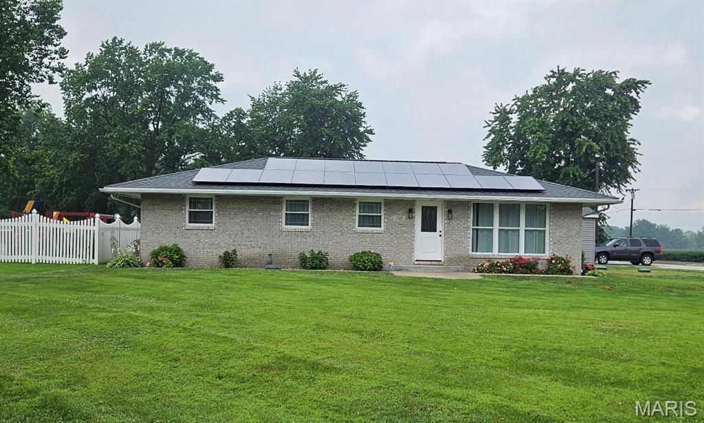 Image 1 of property listing at 23477 N Centennial Road, Jerseyville, IL 62052