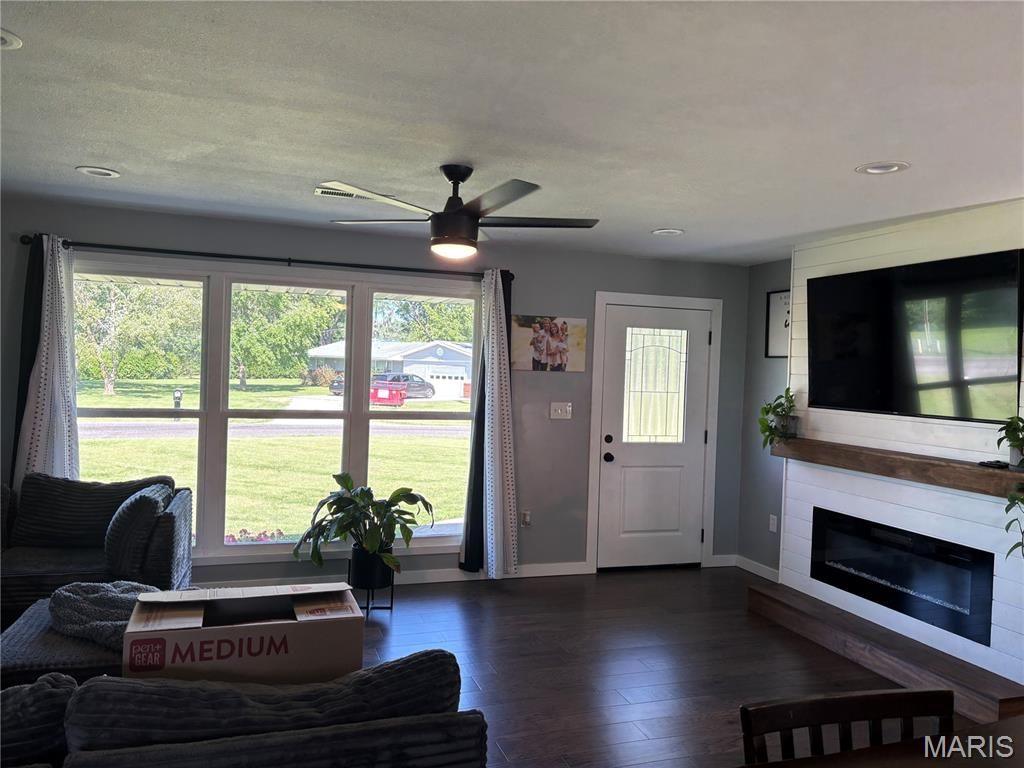 Image 2 of property listing at 23477 N Centennial Road, Jerseyville, IL 62052