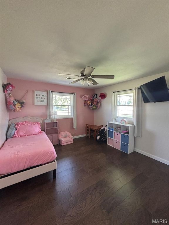 Image 11 of property listing at 23477 N Centennial Road, Jerseyville, IL 62052