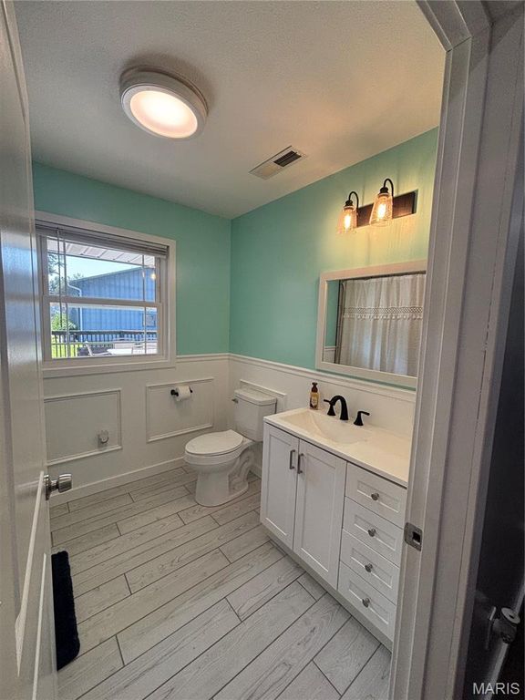Image 12 of property listing at 23477 N Centennial Road, Jerseyville, IL 62052