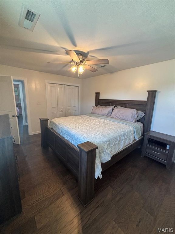 Image 15 of property listing at 23477 N Centennial Road, Jerseyville, IL 62052