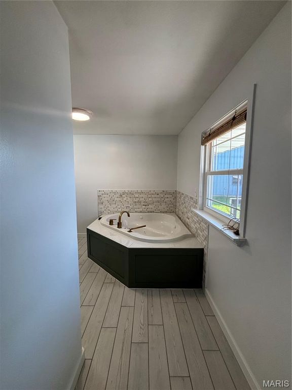 Image 16 of property listing at 23477 N Centennial Road, Jerseyville, IL 62052