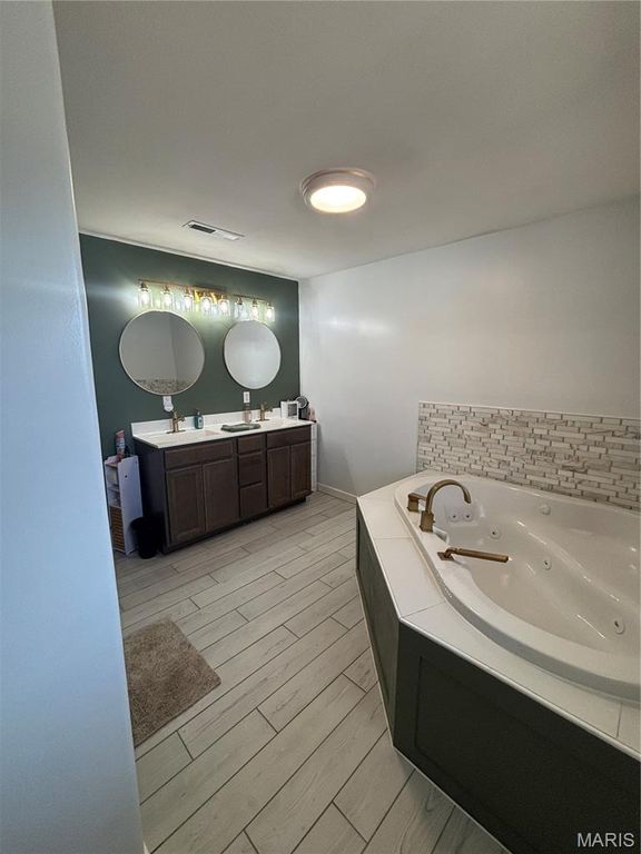 Image 17 of property listing at 23477 N Centennial Road, Jerseyville, IL 62052