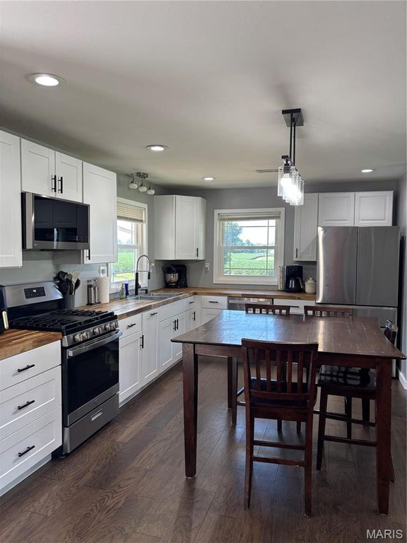 Image 19 of property listing at 23477 N Centennial Road, Jerseyville, IL 62052